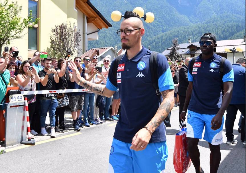 Marek Hamsik saluta i tifosi a Dimaro. Fonte: account Napoli
